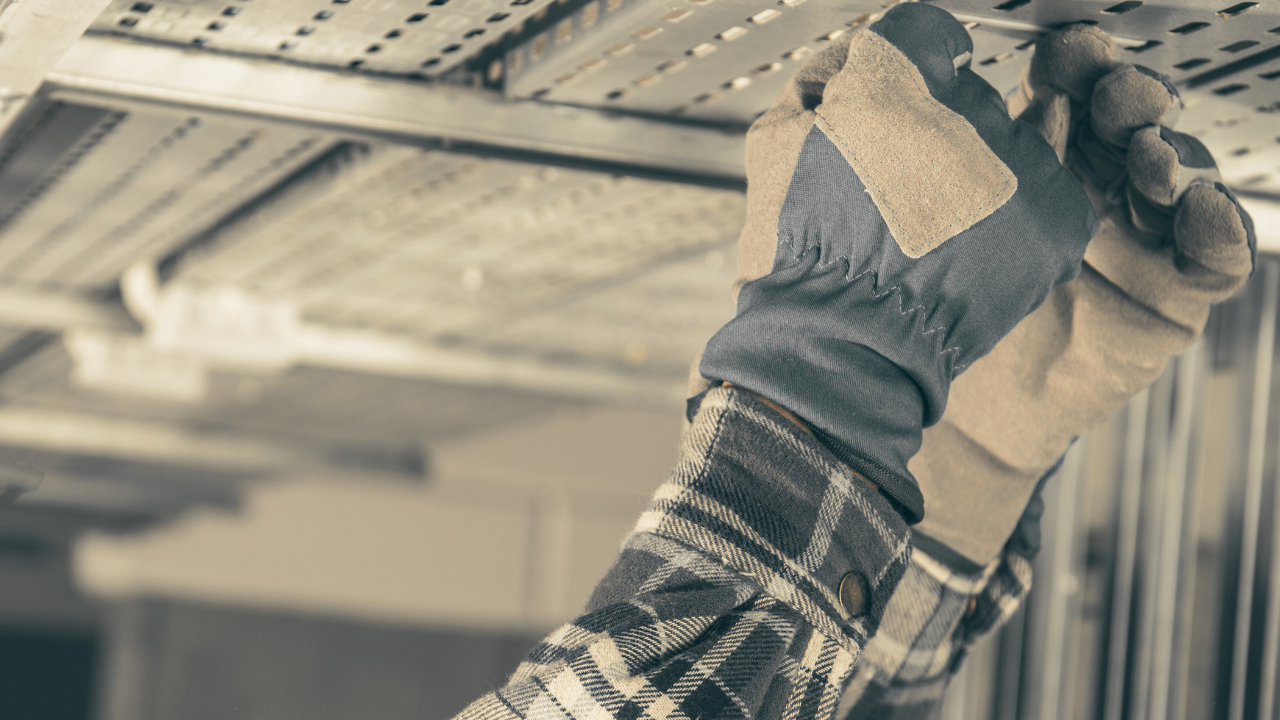 Regularne kontrole rusztowań aluminiowych minimalizują ryzyko wypadków na budowie.