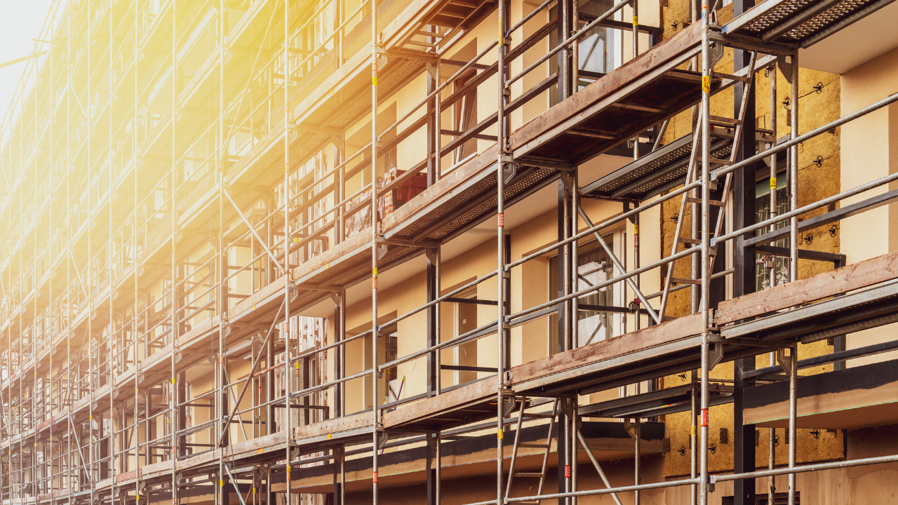 Rusztowanie musi być stabilne, a jego konstrukcja powinna być regularnie sprawdzana