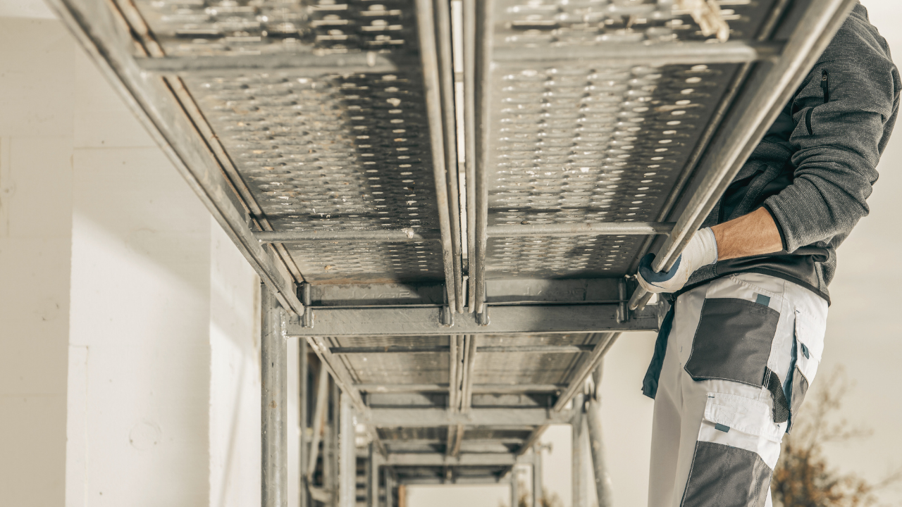 Sezonowy przegląd rusztowań aluminiowych - kluczowy krok do zapewnienia bezpieczeństwa na budowie.