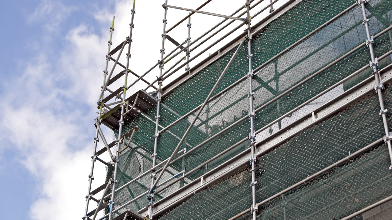 Prace na wysokości? Wybierz odpowiednie rusztowanie dla swojego projektu!
