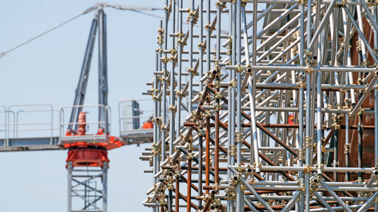 Rusztowania rodzaje Rusztowanie modułowe – uniwersalna konstrukcja stosowana w projektach o niestandardowej geometrii