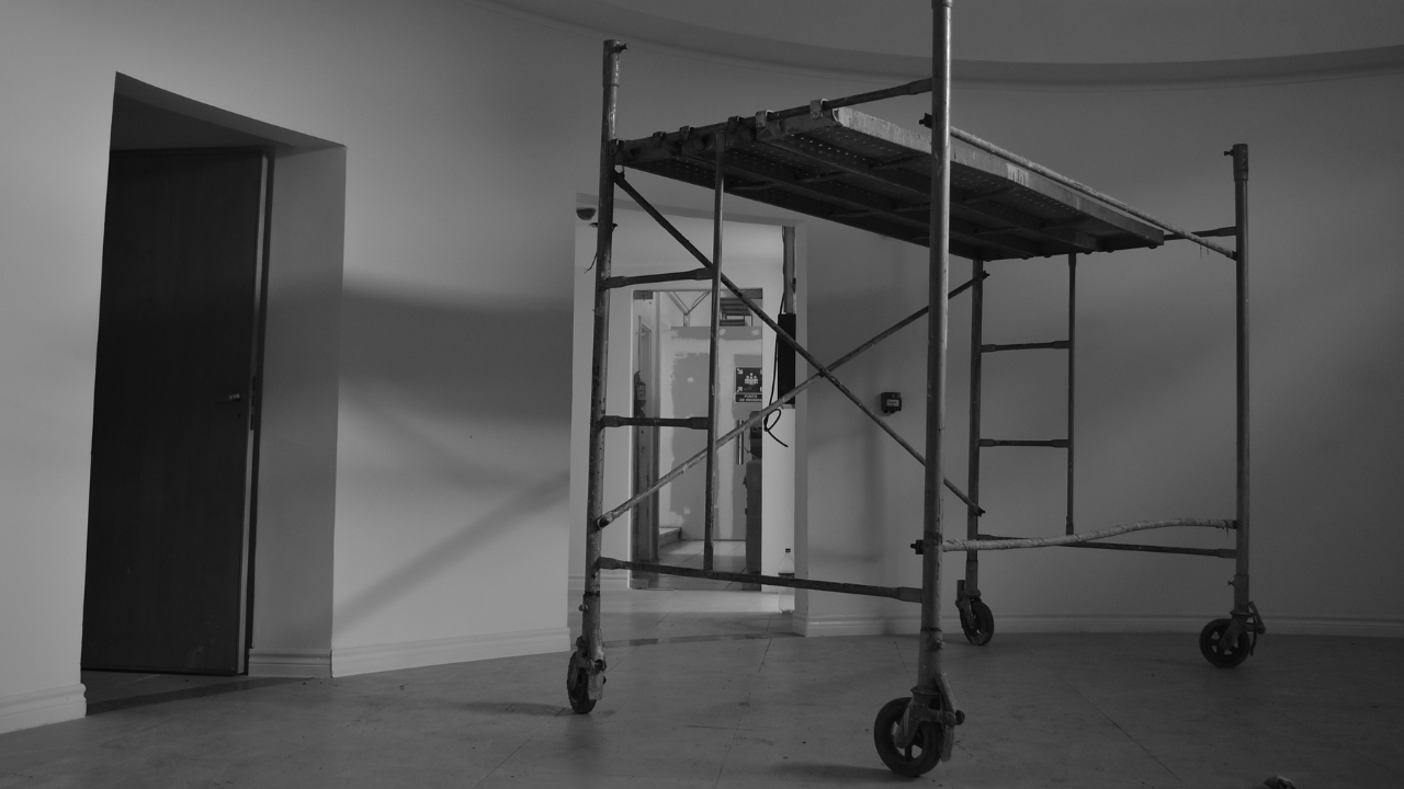 Rusztowanie przejezdne – idealne do prac wewnętrznych, zapewniające mobilność i łatwość przemieszczania