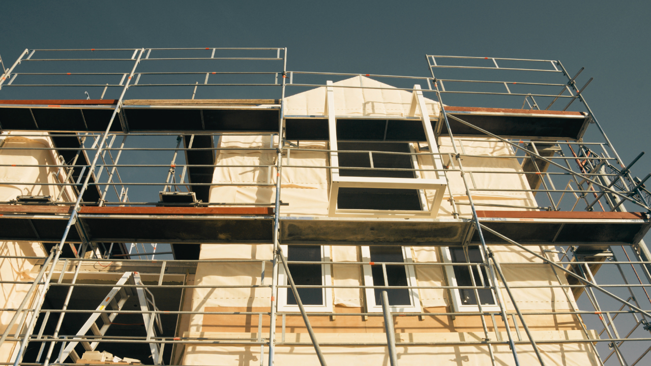 Rusztowania rodzaje: Rusztowanie ramowe – uniwersalne rozwiązanie stosowane w pracach elewacyjnych