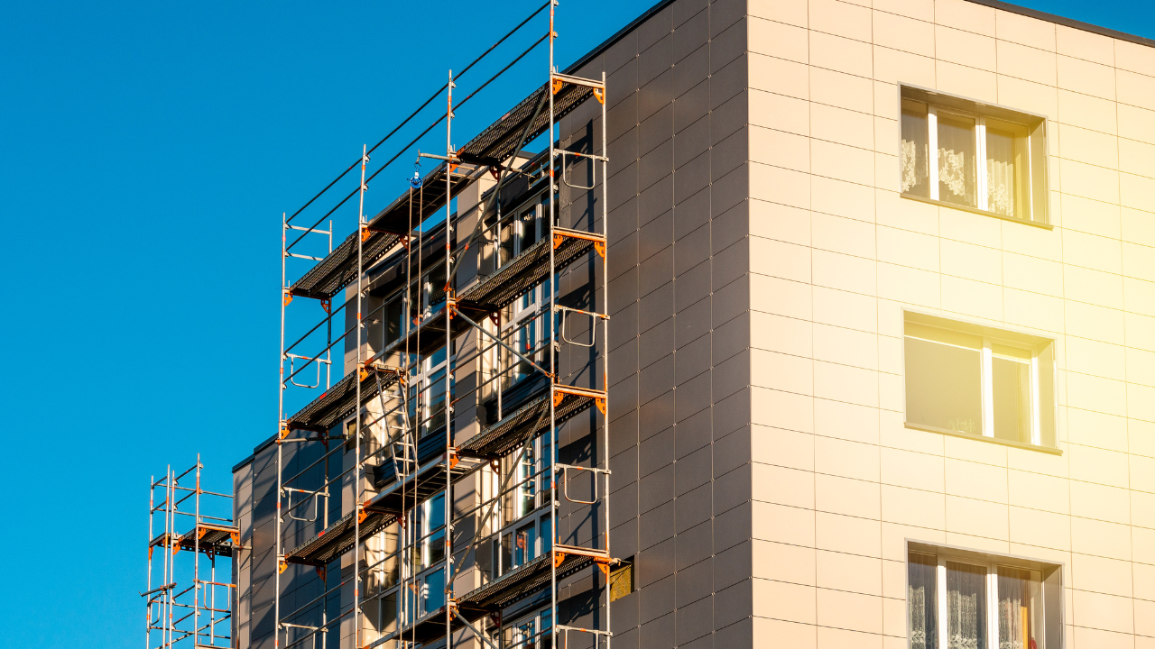 Wynajem rusztowań do budowy – elastyczność i bezpieczeństwo w jednym rozwiązaniu