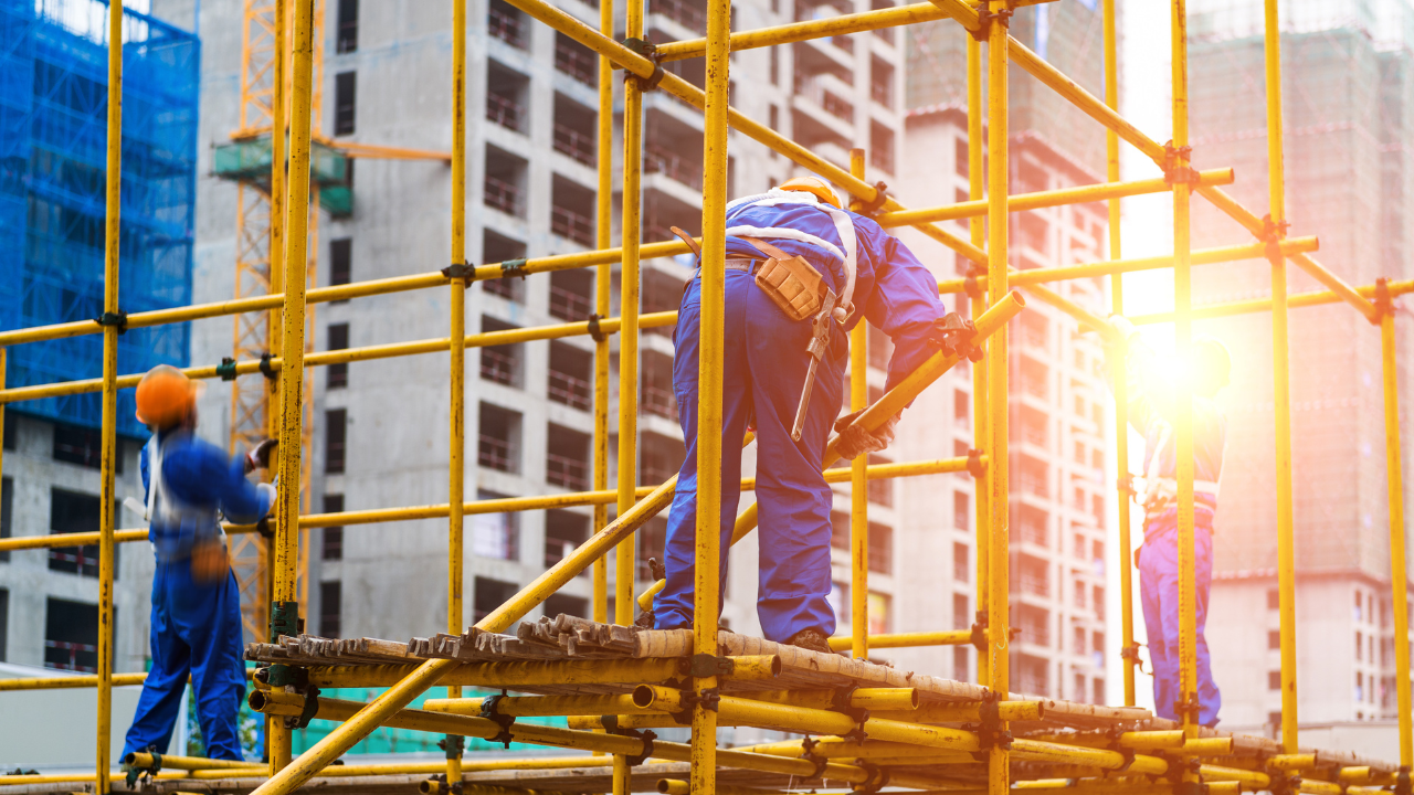Prawidłowy montaż rusztowania jest kluczowy dla stabilności i bezpieczeństwa pracy na wysokościach