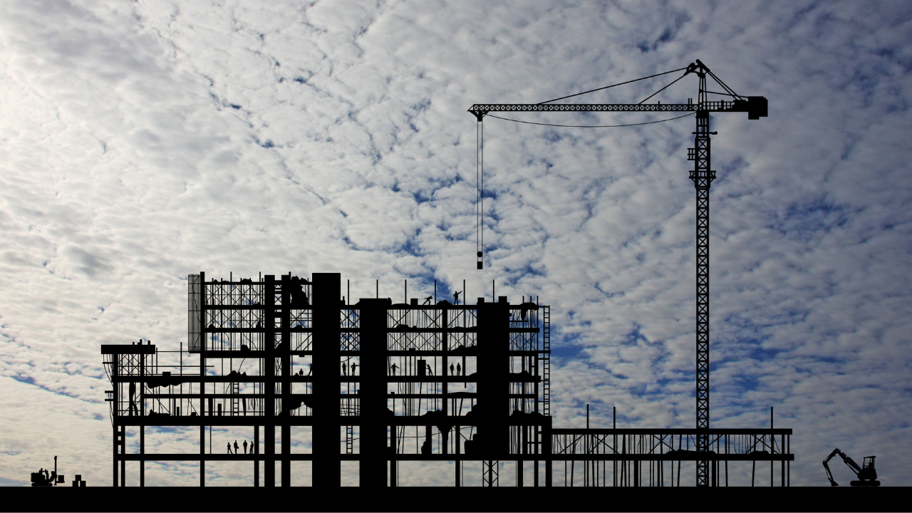 Rusztowanie elewacyjne zapewnia stabilną platformę do wykonywania prac budowlanych i konserwacyjnych na dużych wysokościach