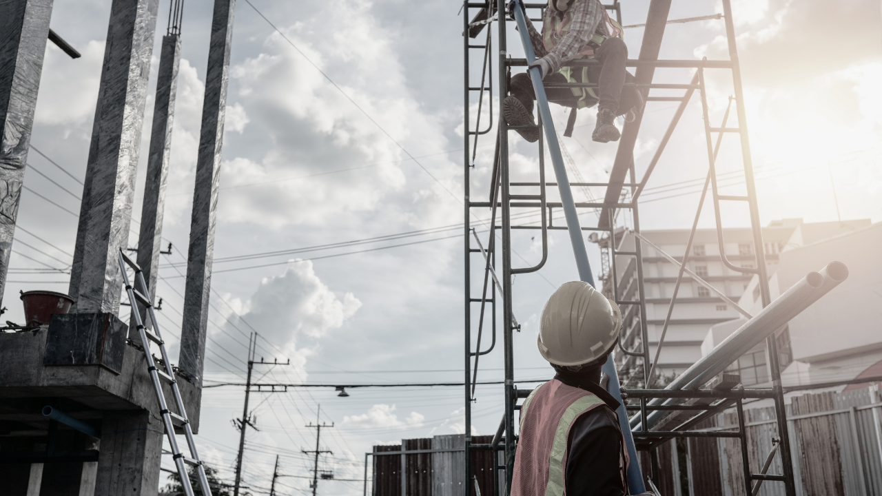 Wynajem rusztowania to opłacalna opcja – pozwala zaoszczędzić na kosztach zakupu i magazynowania