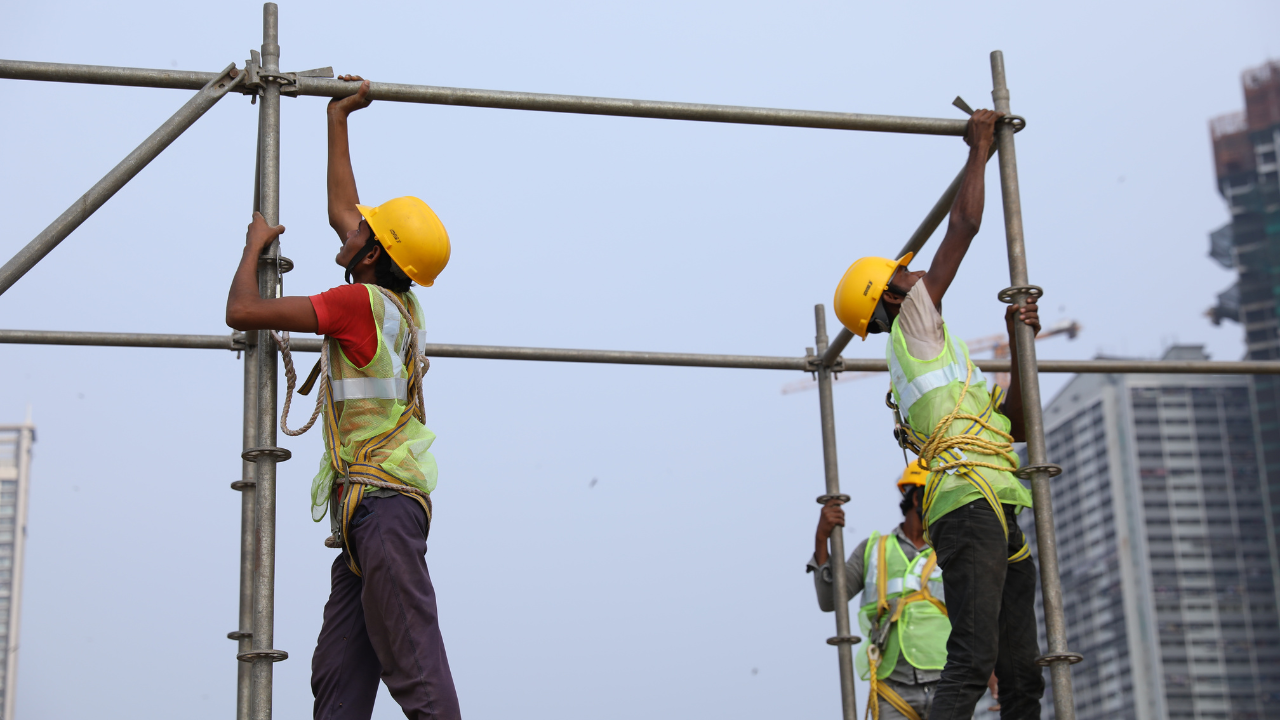 Bezpieczna praca na wysokości wymaga solidnego i dobrze ustawionego rusztowania