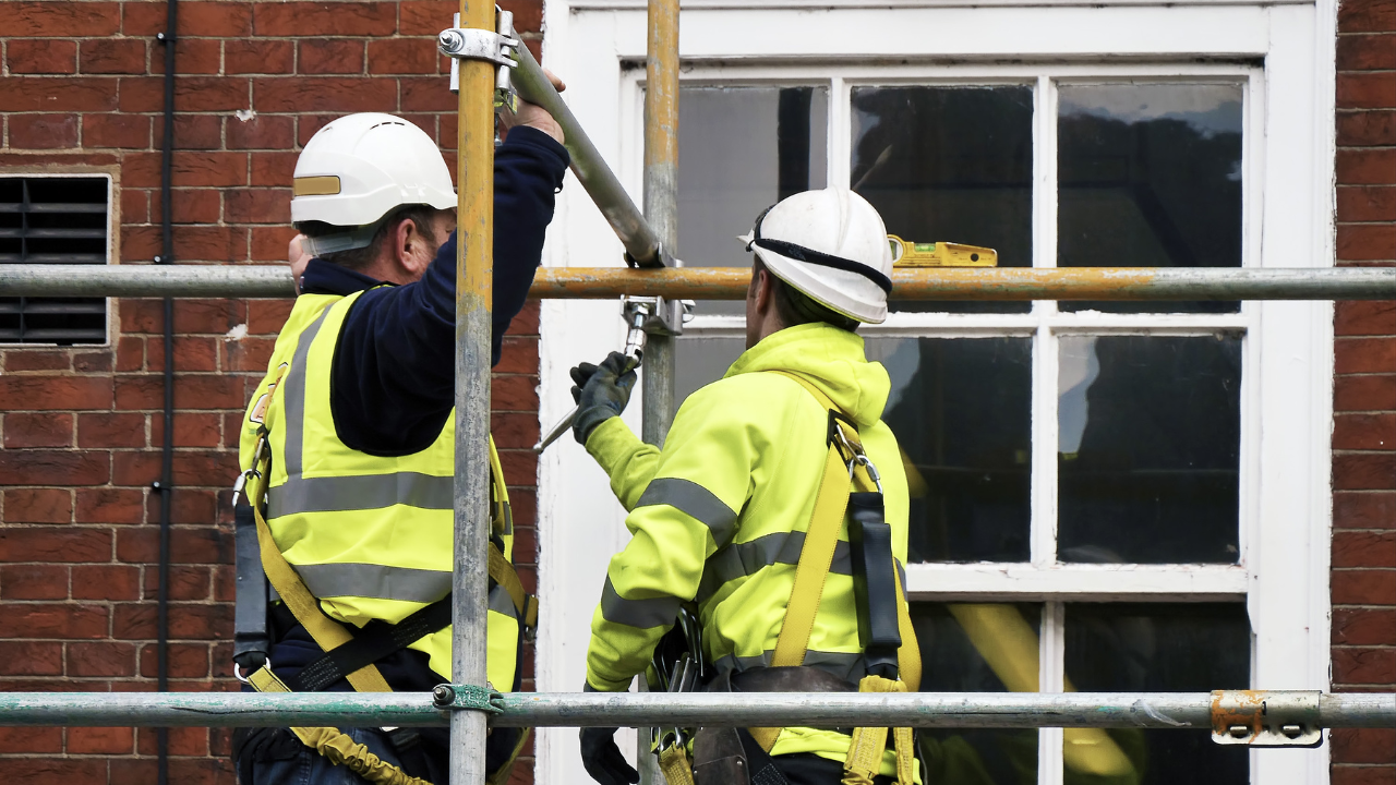 Praca na wysokościach – dobór odpowiedniego rusztowania to podstawa