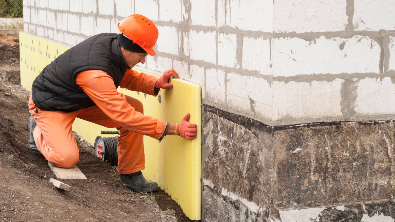 Montaż płyt izolacyjnych na ścianie fundamentowej