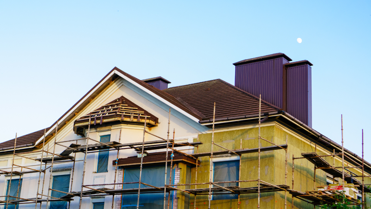 Termoizolacja ścian budynku – rusztowania i materiały ociepleniowe