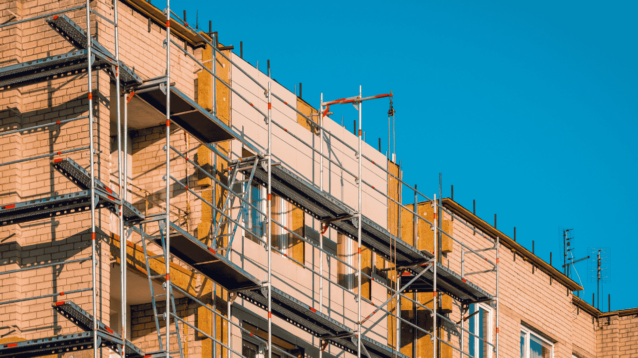 Wynajem sprzętu budowlanego – rusztowanie elewacyjne przy docieplaniu ścian