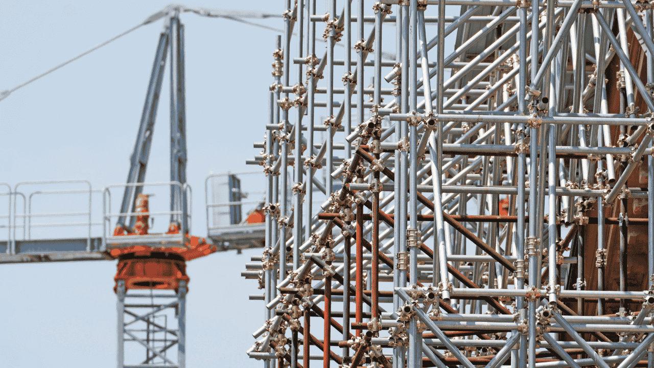 Wynajem sprzętu budowlanego – stalowe rusztowania modułowe na placu budowy