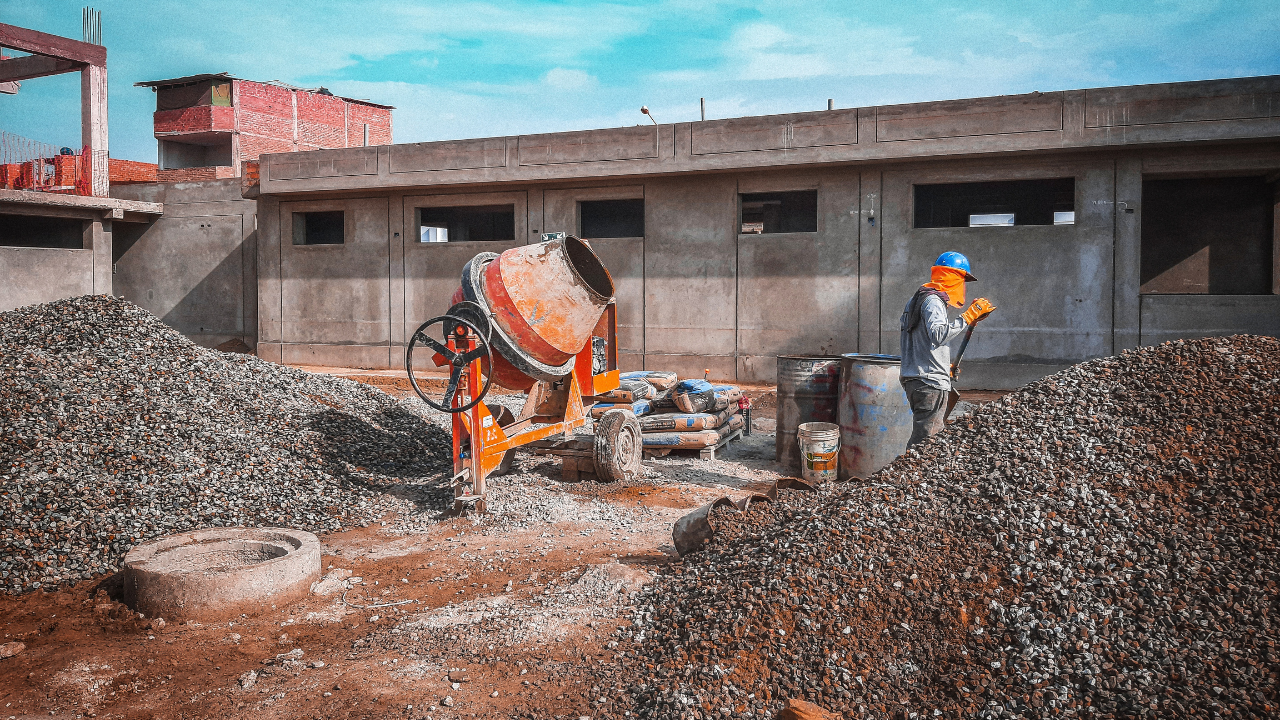 Sprzęt budowlany na placu budowy – betoniarka wykorzystywana podczas wylewek betonowych