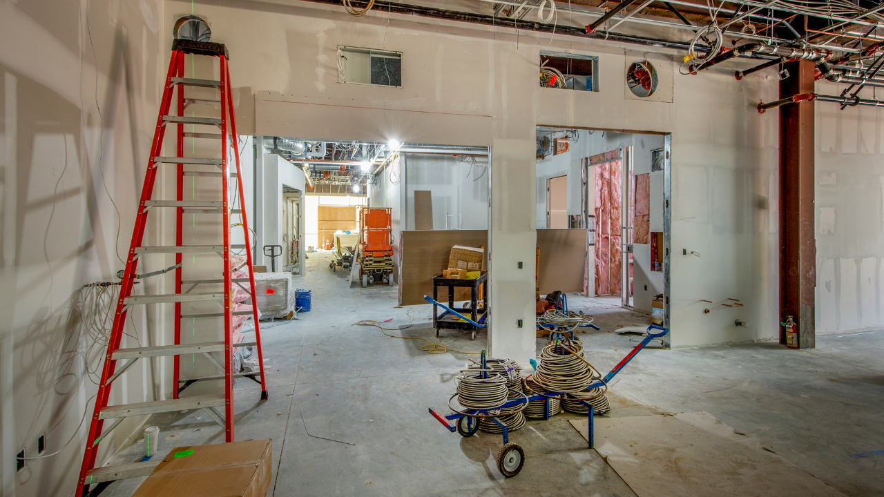 Sprzęt budowlany do wykończeń wnętrz – drabiny, narzędzia, instalacje