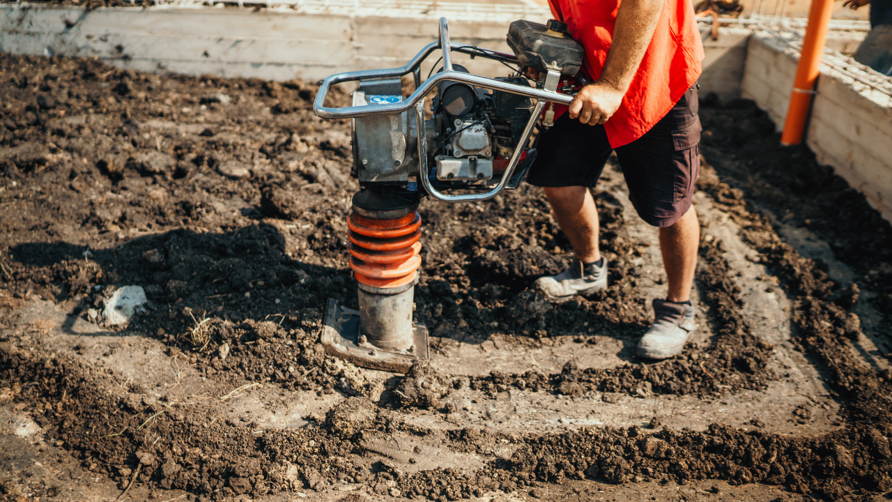 Zagęszczarka skokowa – sprzęt budowlany do prac ziemnych