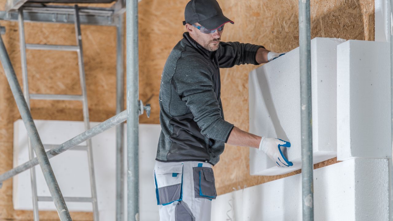 Termoizolacja budynków wykonywana na wysokości – prace elewacyjne prowadzone z rusztowań systemowych